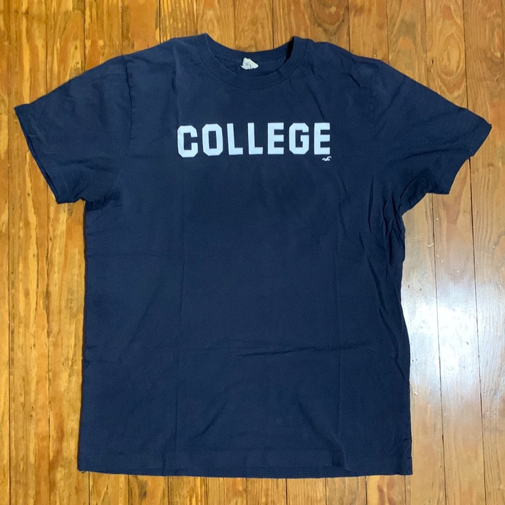Hollister Men’s T-Shirt Large – Dark Blue – “College” Graphic – Casual Tee